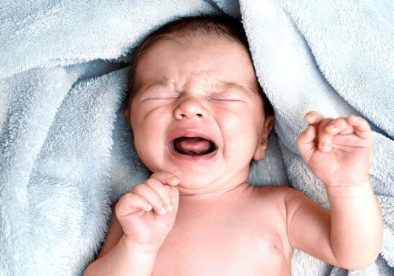 بررسی دلایل گریه کردن نوزاد | نی‎نی‎جو