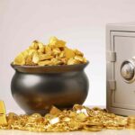یک گاوصندوق به همراه انواع طلا در کنار آن