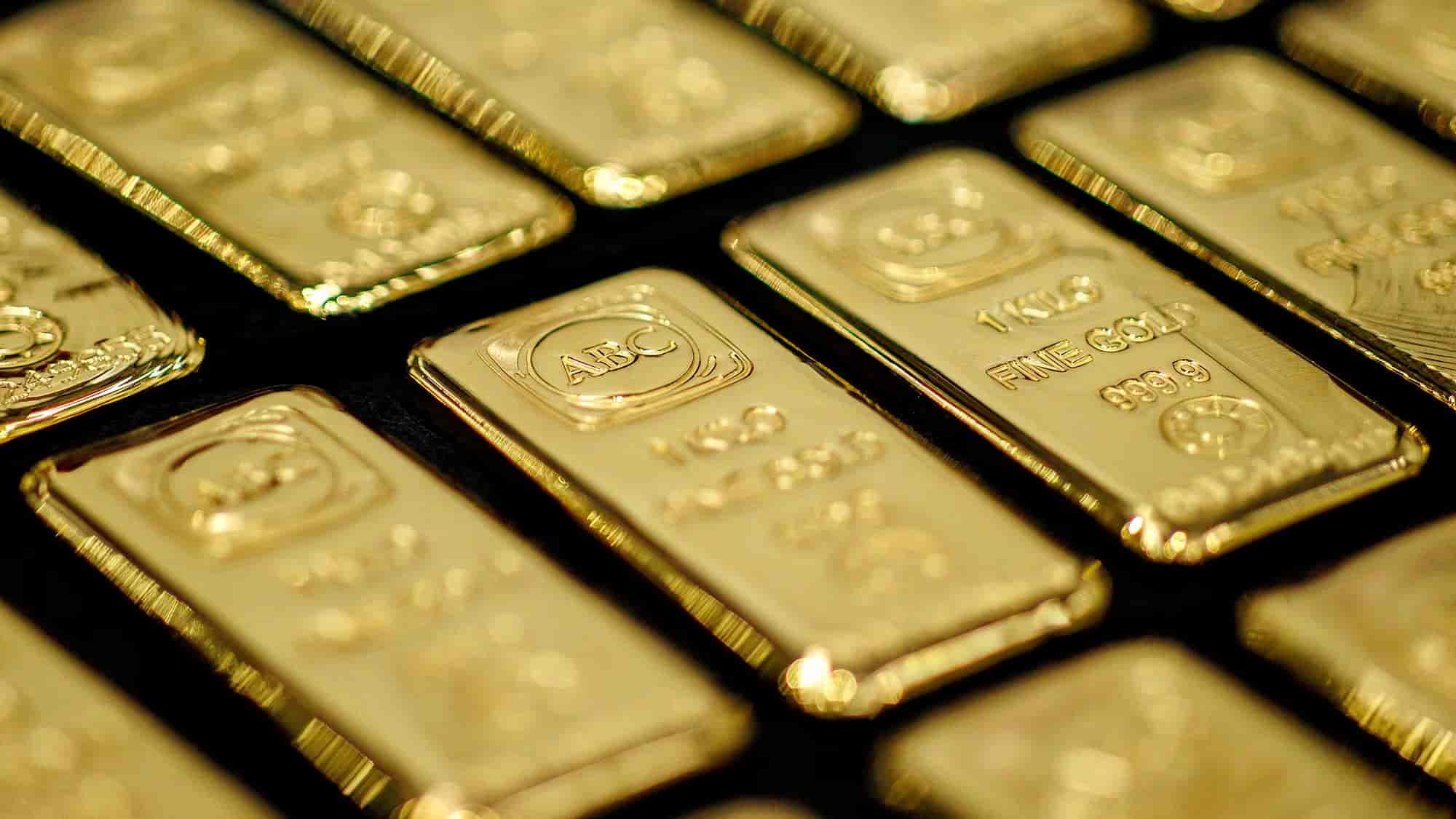 تعدادی شمش طلای براق ۱ کیلوگرمی که منظم چیده شده‌اند